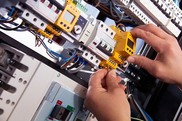 Archiwalne trendy w gniazdach elektrycznych - czarny kolor znowu na czele